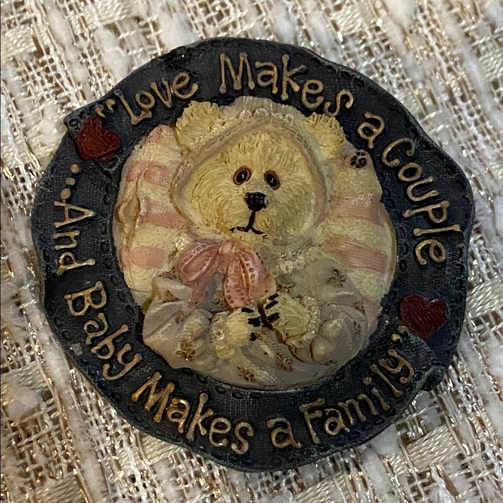 Boyd’s Bear “Love makes a couple & a baby Mae’s a Family” Keepsake Brooch 🐻